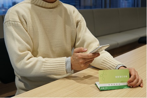 アイコサポートを利用し郵便物の確認をしている様子