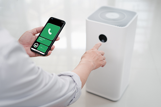 アイコサポートを利用し家電製品の操作を行っている様子