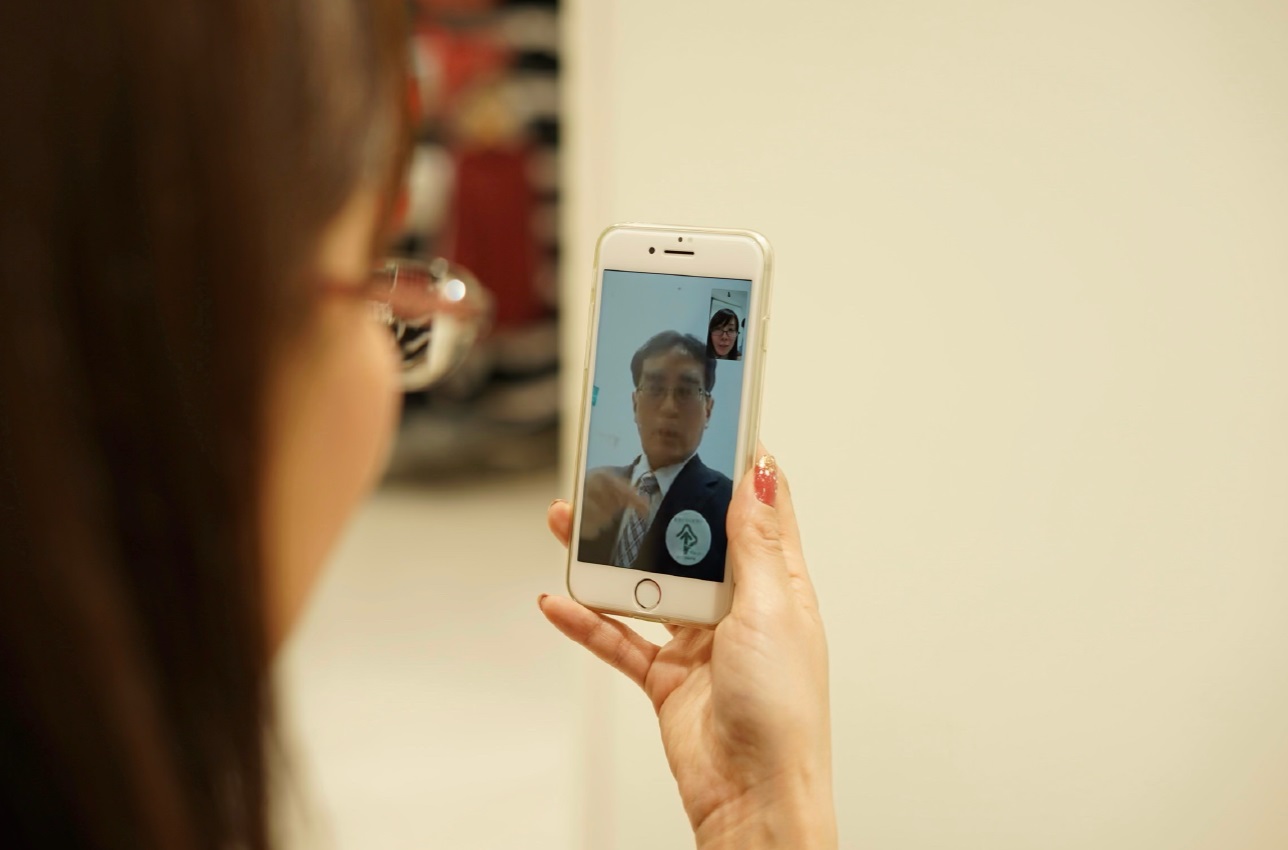 アプリ袖縁のビデオ通話を使い連絡を取っている写真